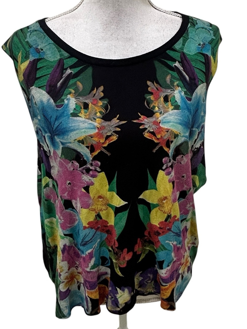 Cha sor Floral Scoop Neck cotton Sleeveless Top Black Multi size medium